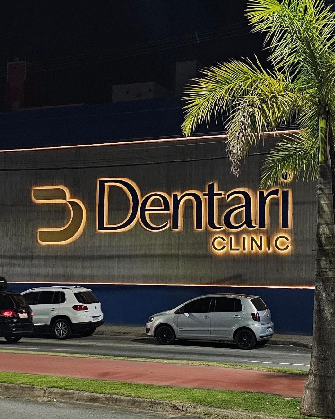 Fachada de clínica odontológica com letras iluminadas