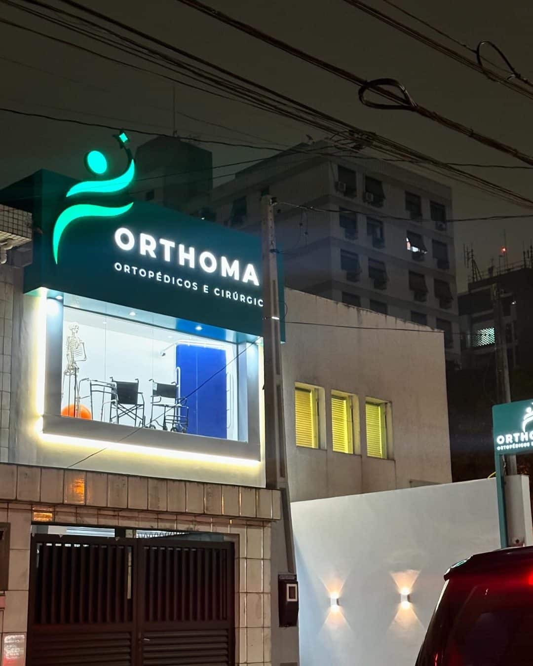 Fachada de clínica ortopédica com iluminação em LED