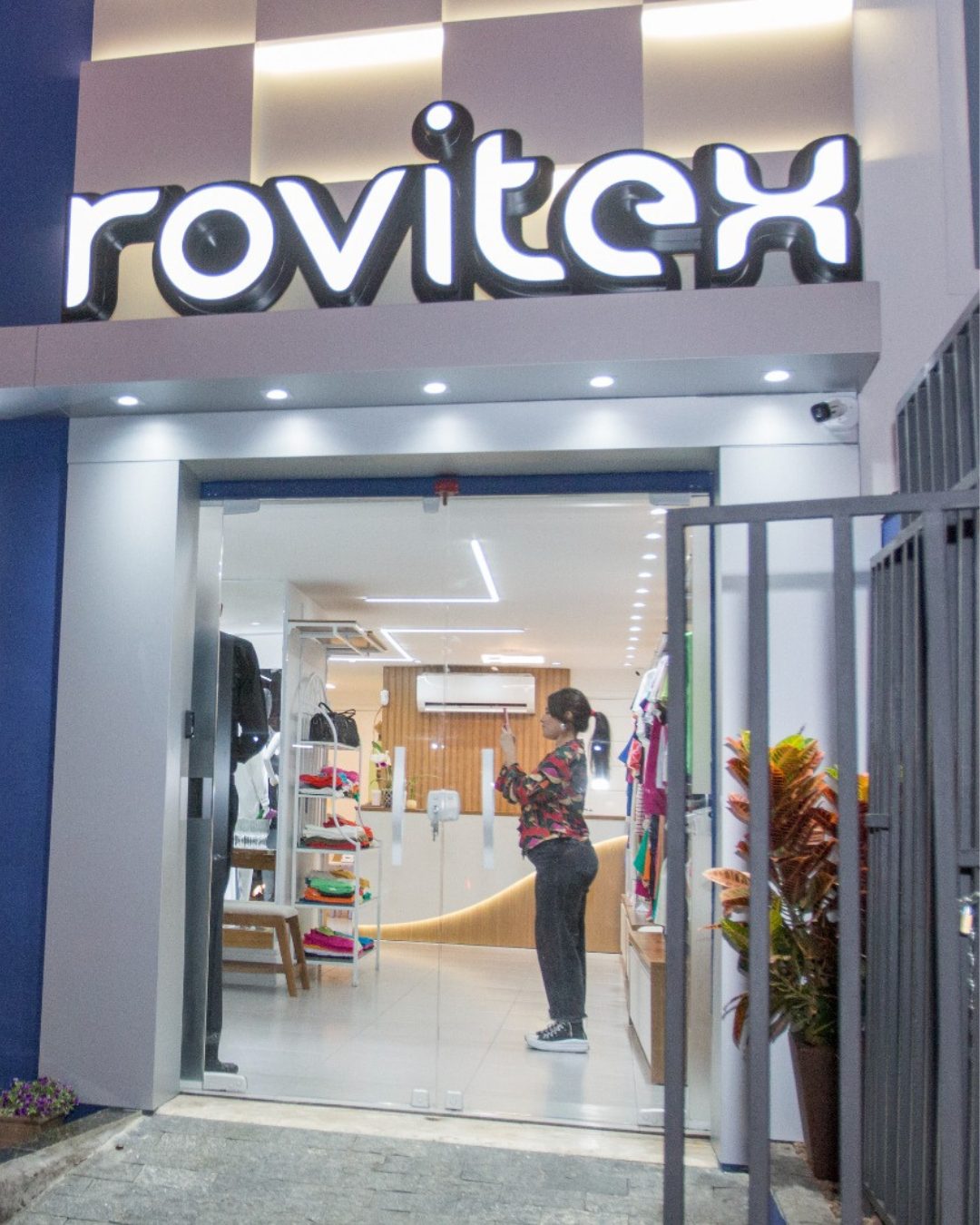 Fachada clean de loja com letreiro iluminado