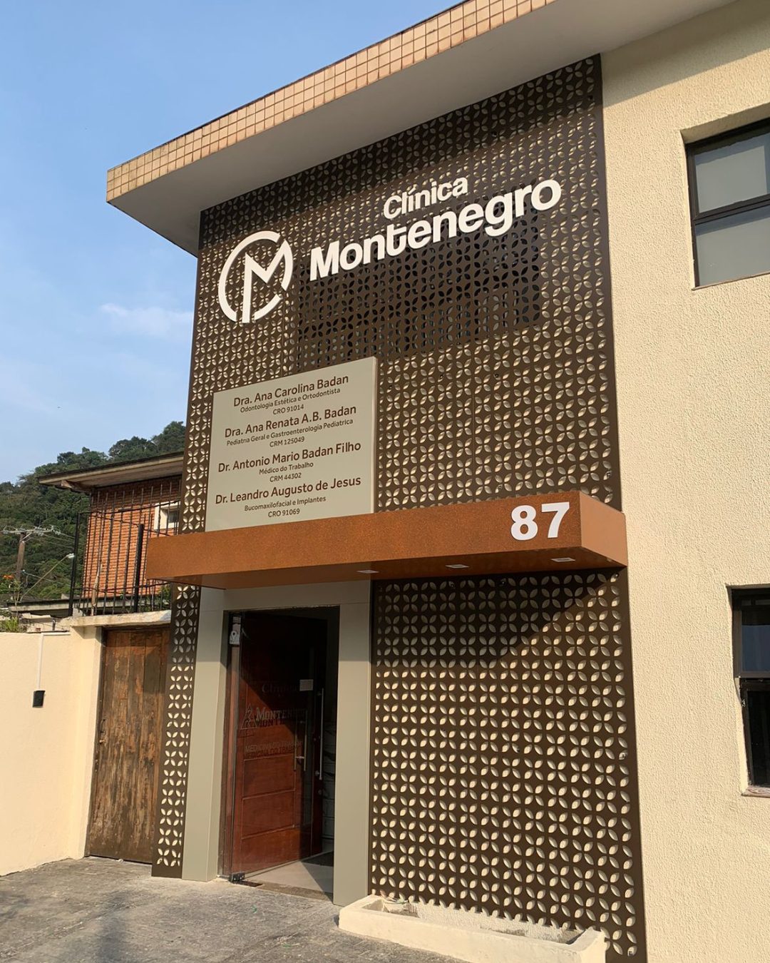 Fachada de clínica com painel arquitetônico vazado
