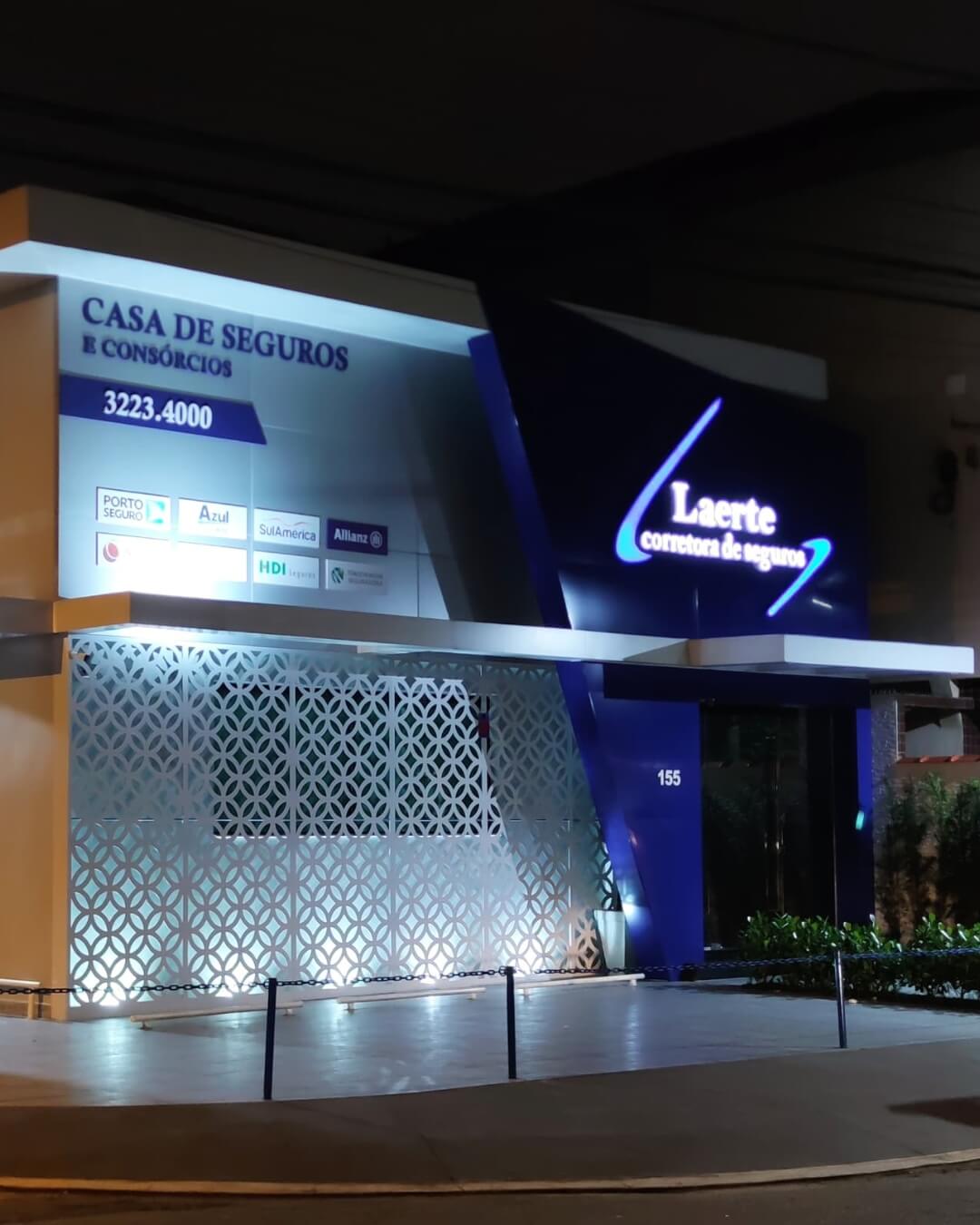 Fachada corporativa iluminada em azul e branco
